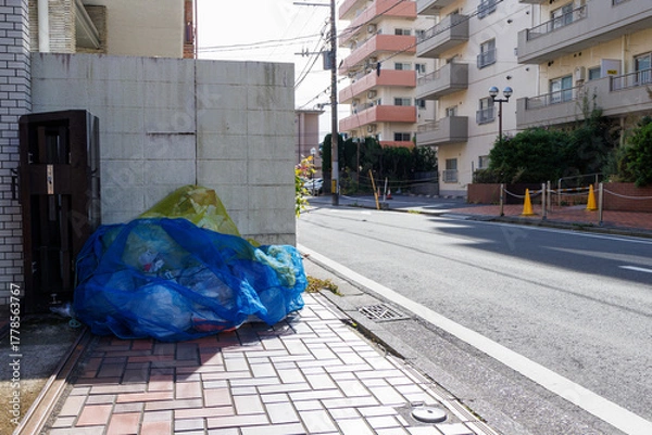 Fototapeta 集合住宅の玄関先に置かれた生活ゴミ