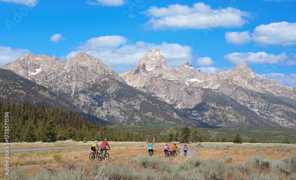 Obraz Teton Range at Grand Teton National Park with bikers enjoying the beautiful scenery, USA