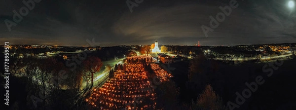 Fototapeta Cmentarz nocą w Polsce w dniu święta Wszystkich Świętych. Panorama z lotu ptaka. Jastrzębie-Zdrój na Śląsku.
