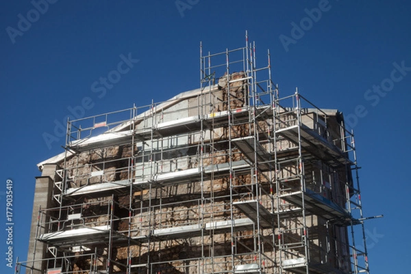Obraz Échafaudage monté contre une façade en cours de rénovation