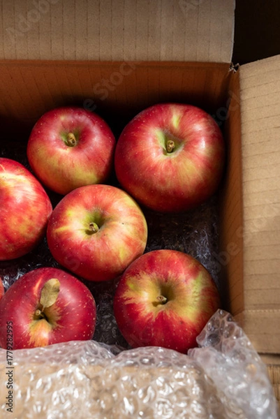Obraz 日本の産地直送箱入りリンゴ