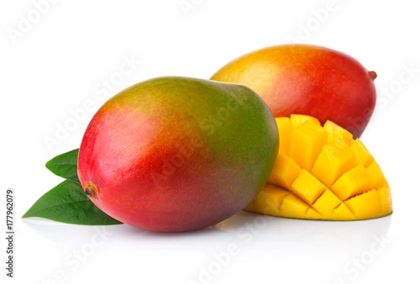 Obraz Dojrzałe owoce mango z plasterkami na białym