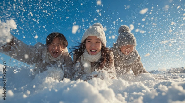 Obraz 冬に女の子たちが激しく雪で遊んでいる写真