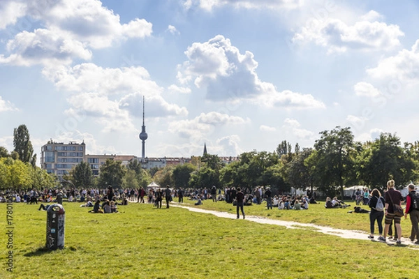 Fototapeta Ludzie cieszą się słoneczną niedzielą w Mauerpark w Berlinie