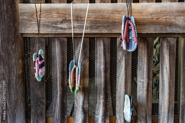 Obraz お寺に奉納された藁草履（わらぞうり）