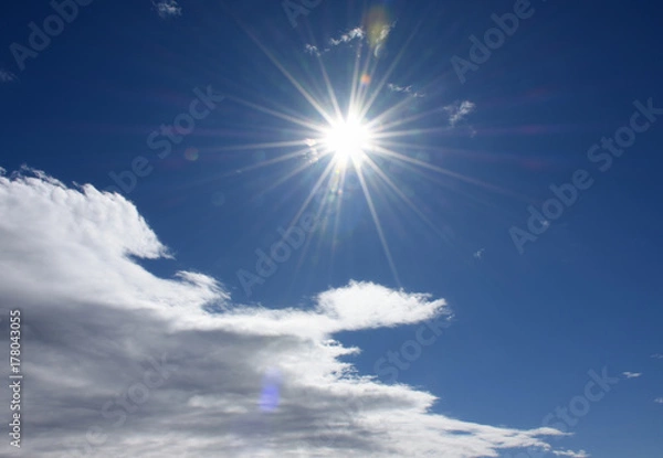Fototapeta 台風一過で広がり始めた 青空と眩しい太陽（好天、好転、良い方向に向かうなどイメージ）
