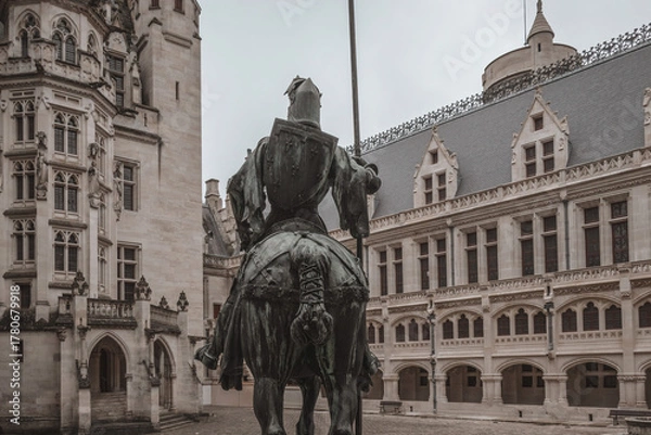 Fototapeta La cour d'honneur du château de Pierrefonds vue depuis l'escalier principal
