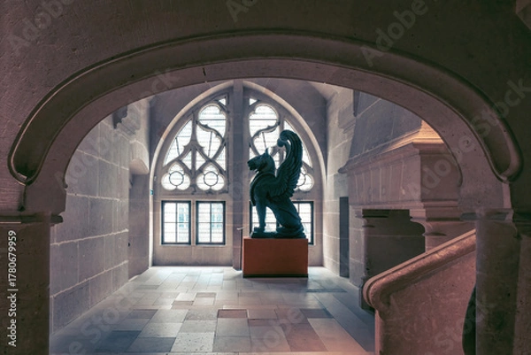 Fototapeta Statue d'une chimère gardant l'escalier au château de Pierrefonds