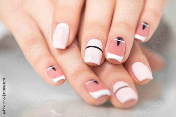 Fototapeta Piękne kobiece dłonie z modnym manicure. Geometryczny wzór gwoździ. Zdjęcie zbliżenie