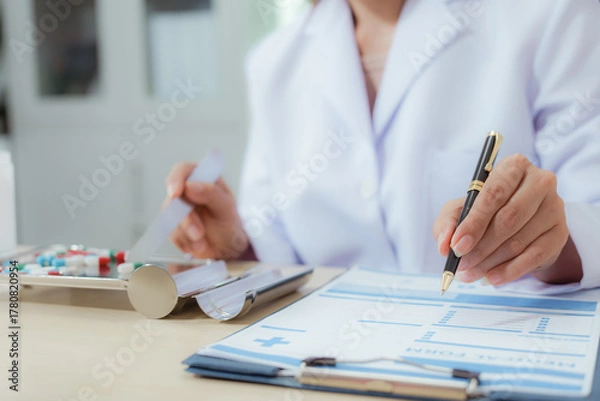 Obraz A female doctor examines a patient and explains her diagnosis to him via social media.