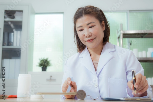 Fototapeta A female doctor examines a patient and explains her diagnosis to him via social media.