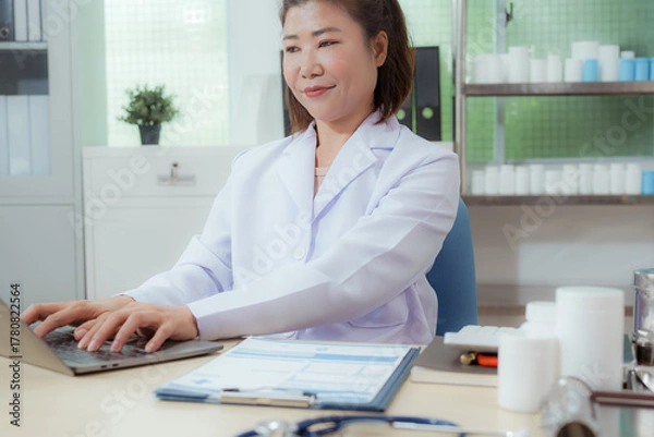 Fototapeta A female doctor examines a patient and explains her diagnosis to him via social media.
