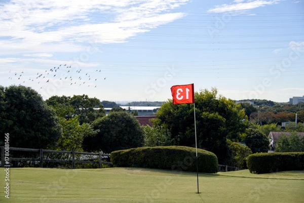 Obraz 13番ホールにはためく赤いピンフラッグ