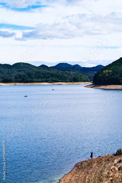 Fototapeta 愛知県犬山市の入鹿池に浮かぶワカサギ釣りのボート