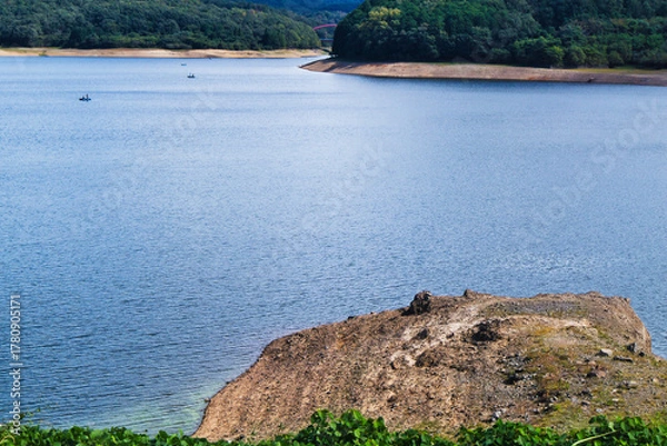 Fototapeta 愛知県犬山市の入鹿池に浮かぶワカサギ釣りのボート