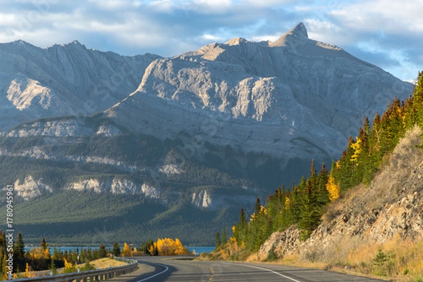 Obraz Autumn road to turquoise lake and mountains in Alberta, Canada