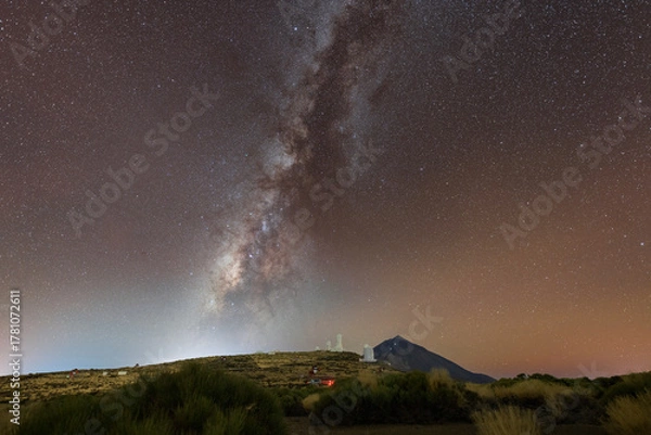 Obraz Stunning night sky over Mount Teide in Tenerife, Canary Islands. The Milky Way arches across the sky above the volcanic landscape of Teide National Park. A breathtaking astrophotography scene perfect 