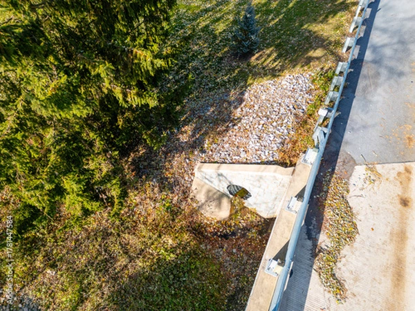 Fototapeta A small dried up creek and bridge during fall. 