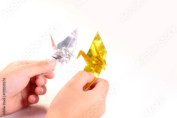 Obraz 折り鶴を持つ子どもの手