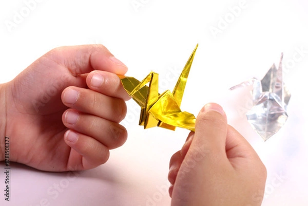 Obraz 折り鶴を持つ子どもの手