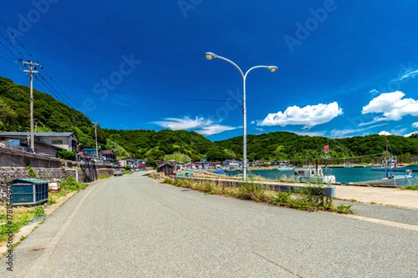 Obraz 自然に囲まれた静かな漁村の風景-秋田県戸賀港