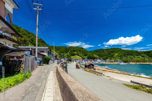 Obraz 自然に囲まれた静かな漁村の風景-秋田県戸賀港