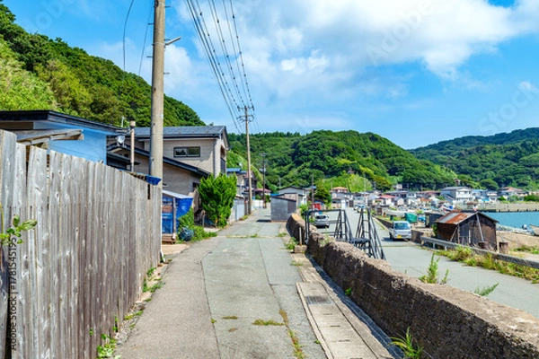 Obraz 自然に囲まれた静かな漁村の風景-秋田県戸賀港