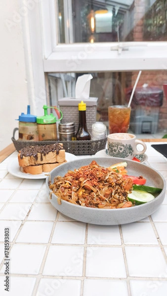 Obraz Kwetiau goreng  is a Chinese Indonesian stir fried flat rice noodle dish made from kwetiau, which are stir fried in cooking oil with garlic, onion ,beef, chicken, fried prawn, crab and other vegetable