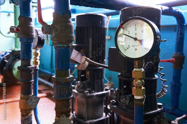 Obraz A pressure gauge on the pipeline showing the water pressure after the electric pumps.