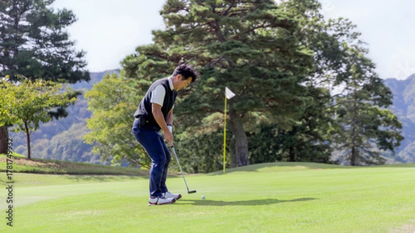 Fototapeta ゴルフを楽しむ日本人のミドル男性