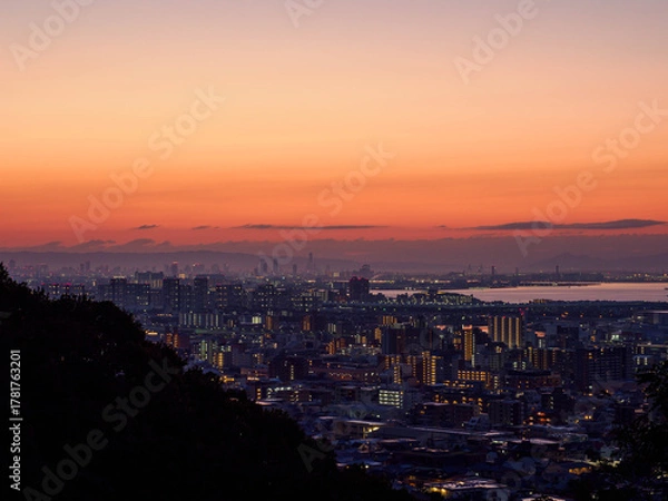 Obraz 都市の夜明け　神戸市東灘区岡本の高台から市街地と大阪湾を隔て大阪市街地の景観
