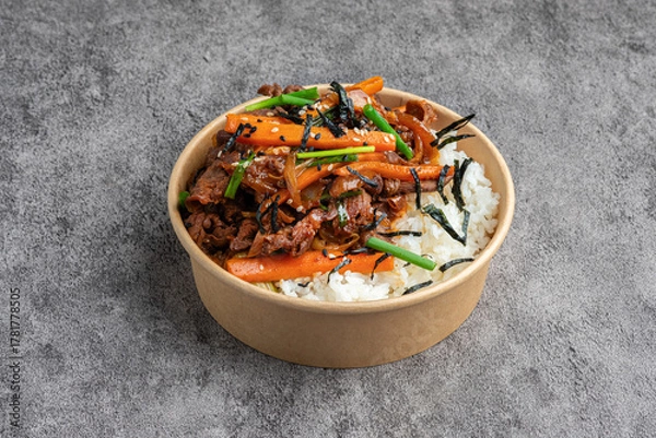 Fototapeta Japanese Beef and Vegetable Stir-fry Donburi in Takeout Bowl