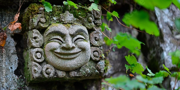 Fototapeta Cara feliz tallada en la piedra
