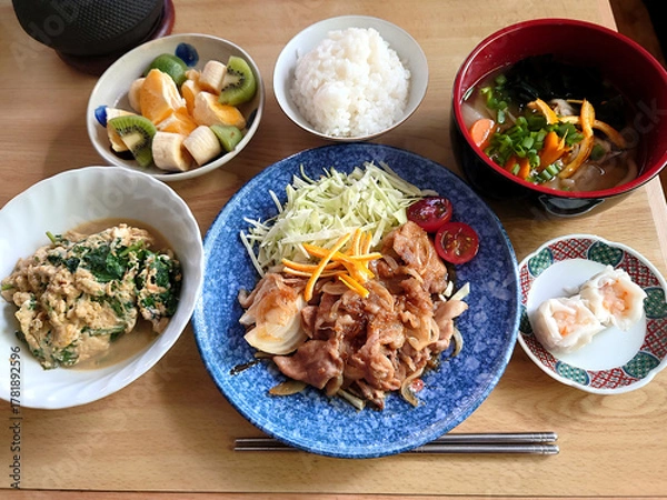 Fototapeta The classic dish found at local eateries: Pork ginger fried set meal (includes kenchinjiru soup, a small dish, and a dessert bowl) / 町の洋食屋さんで食べる定番メニュー～豚の生姜焼き定食(とん汁・けんちん汁，小皿料理，デザートボウル付き)