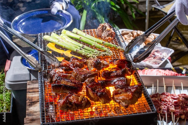 Obraz スペアリブのバーベキューをベランダで楽しむ男性