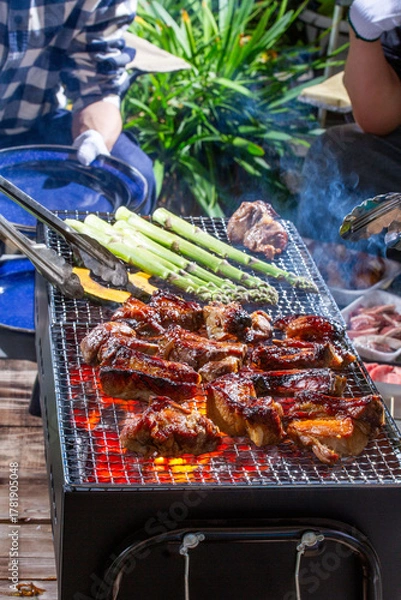 Obraz スペアリブのバーベキューをベランダで楽しむ男性