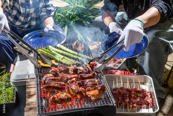 Obraz スペアリブのバーベキューをベランダで楽しむ男性