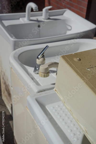 Obraz 廃棄された洗面化粧台