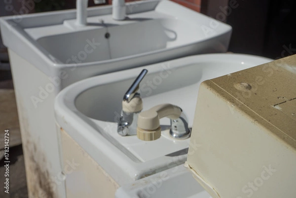 Obraz 廃棄された洗面化粧台