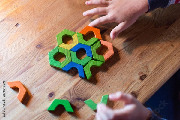 Obraz Junge spielt mit Bauklötzen