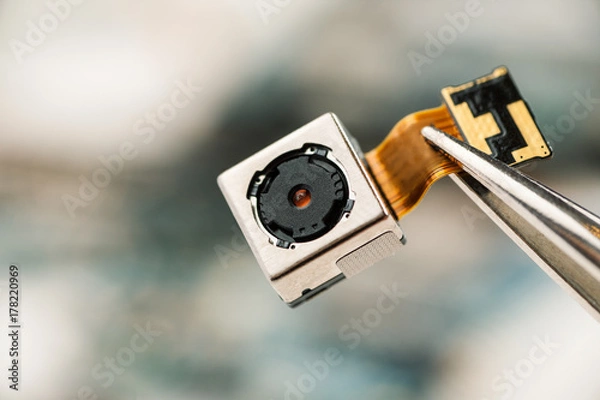 Fototapeta Moduł aparatu smartfona w warsztatach, makro strzał