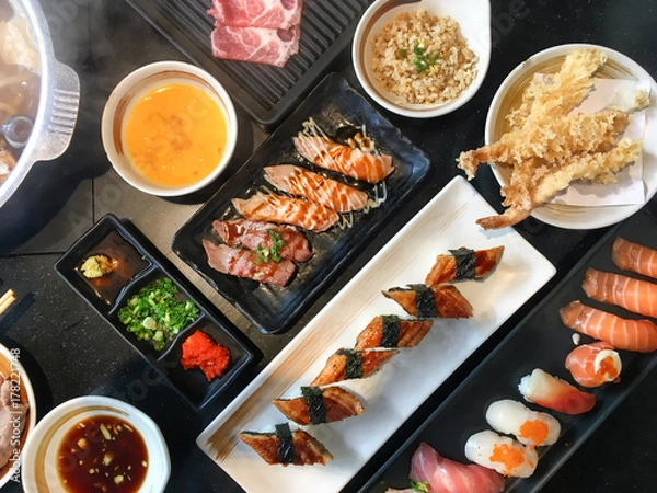 Fototapeta Widok z góry zestaw japońskiego sushi shabu i tempury