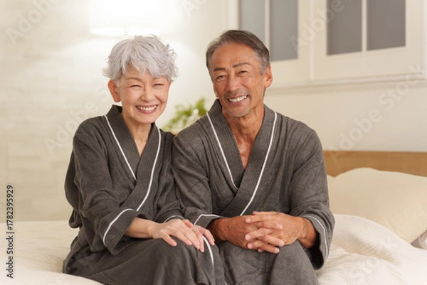 Obraz 寝室にいるバスローブを着たシニア夫婦（夜）