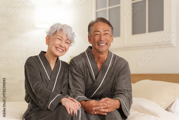 Obraz 寝室にいるバスローブを着たシニア夫婦（夜）