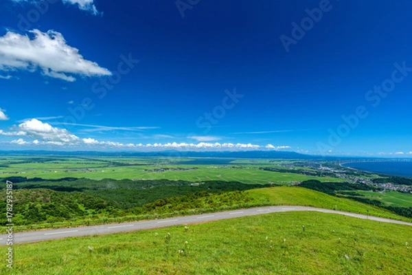 Obraz 【秋田県男鹿半島】寒風山から見た八郎潟干拓地の水田と日本海