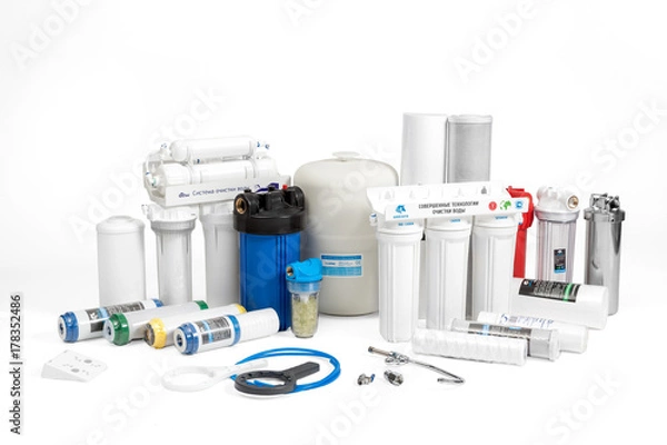 Fototapeta Kran i filtr wody na białym tle