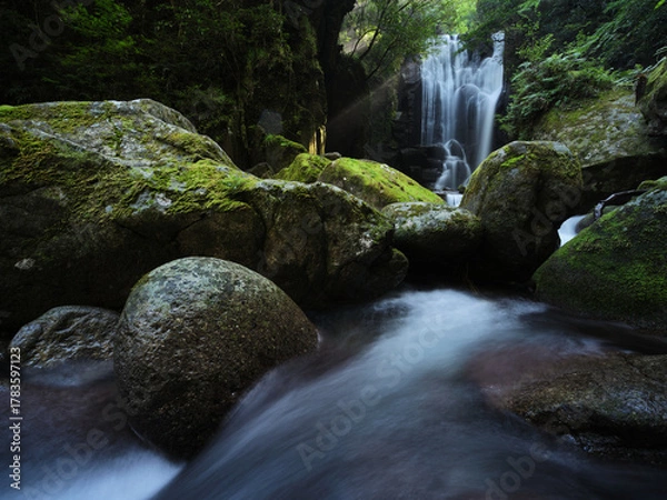 Obraz 少しの光芒と滝