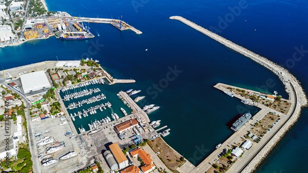 Obraz Antalya Port and Marina. The large port where commercial ships dock and the marina where yachts are moored in Antalya.