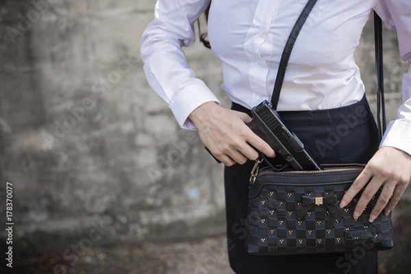 Obraz person holding a gun