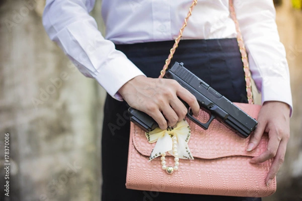 Obraz person with a gun